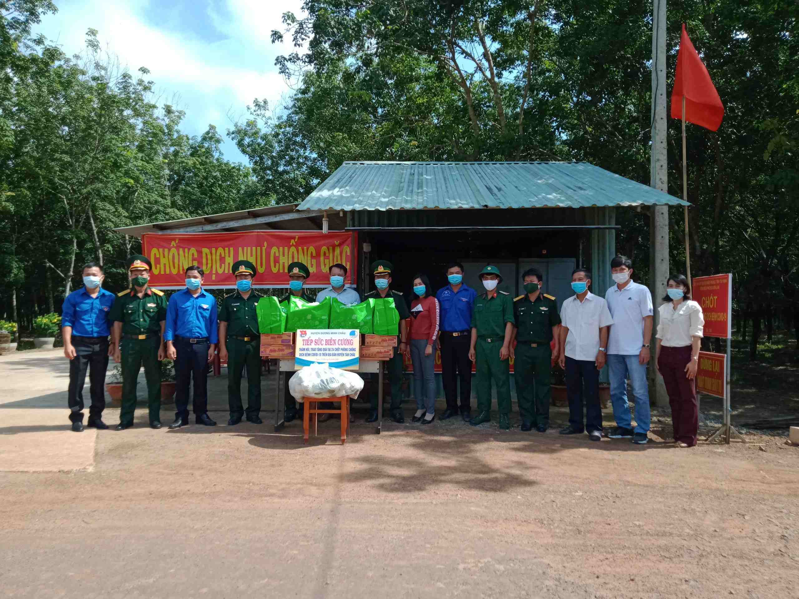 Huyện Dương Minh Châu: Thăm, tặng quà, động viên cán bộ chiến sĩ các chốt biên phòng phòng, chống dịch bênh Covid-19 trên địa bàn huyện Tân Châu